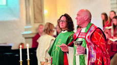 Biskop Jan Otto Myrseth minnet om nattverden som gledens sakrament. Bildet er fra en gudstjeneste i Nøtterøy kirke. Foto: Torill Landaasen