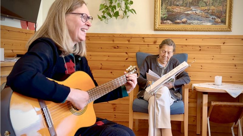 Diakon Torun E. Ruud har faste sangstunder på Sundjordet bofellesskap i Hole. Hun opplever musikken som en døråpner for livsglede og tilstedeværelse. Foto: Torill Landaasen