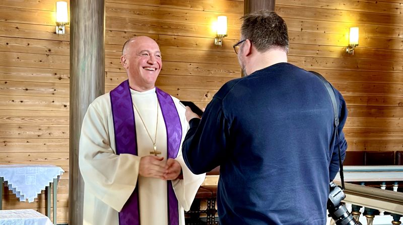 Tunsberg-biskop Jan Otto Myrseth i samtale med lokalavisen Hallingdølen. Foto: Torill Landaasen